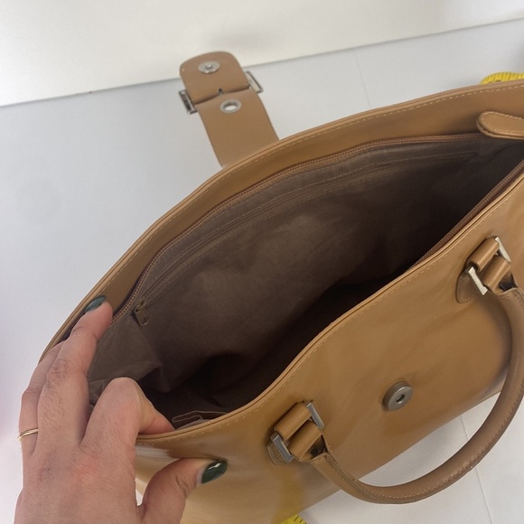Elegant Tan Leather Shoulder Bag - Picture 9 of 11